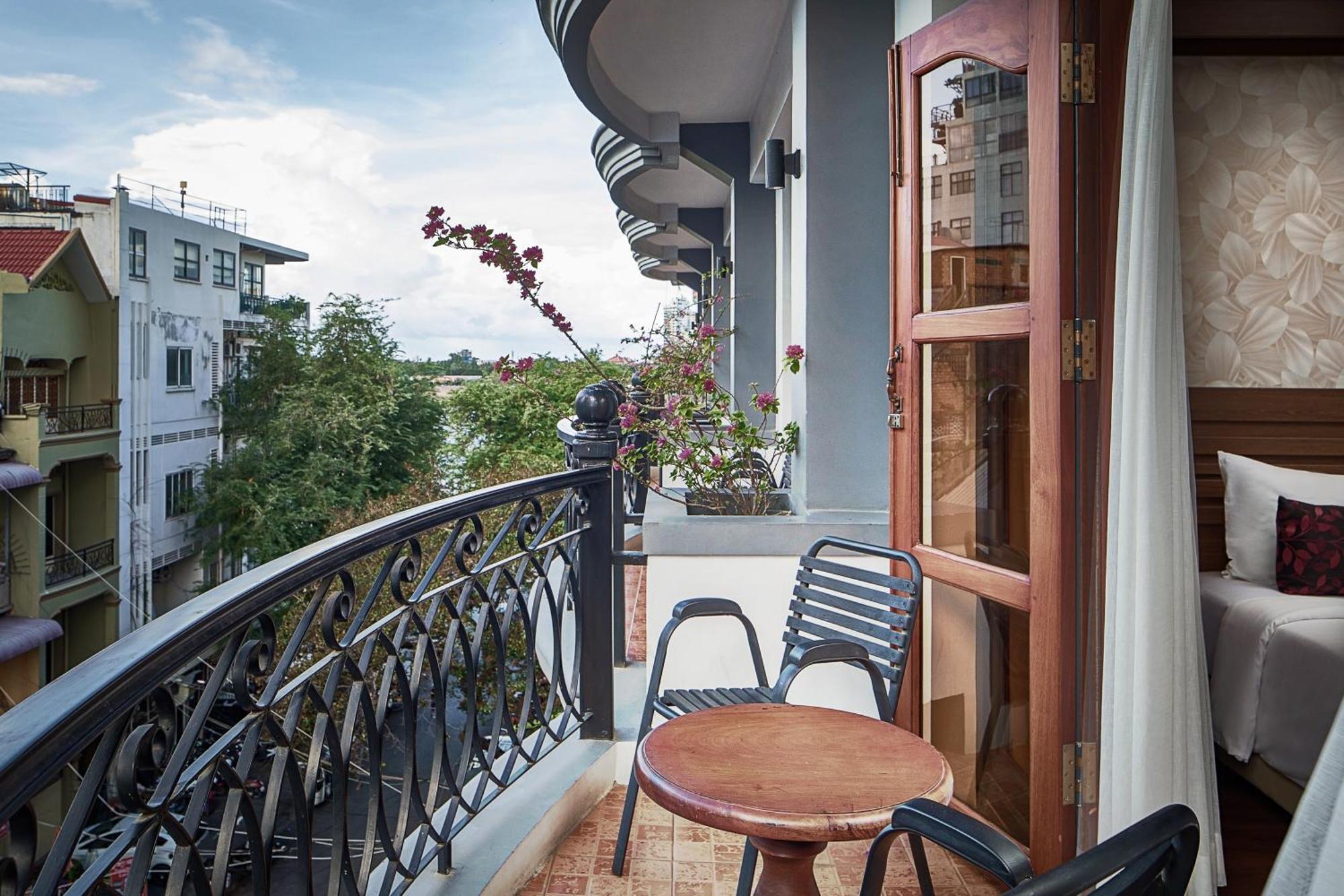 Ohana Phnom Penh Palace Hotel Exterior foto