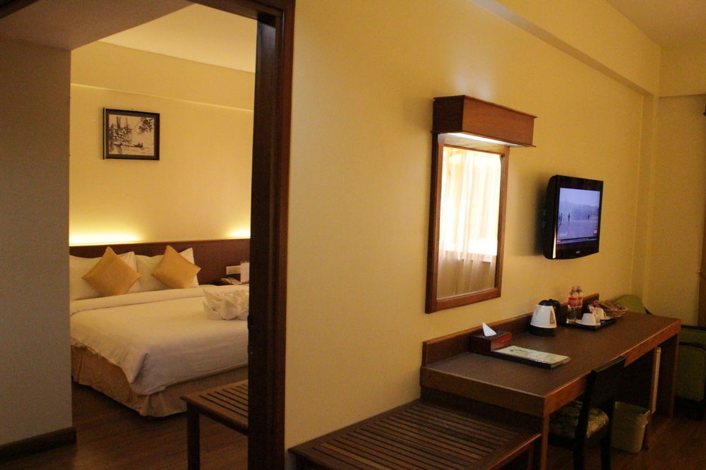 Ohana Phnom Penh Palace Hotel Exterior foto